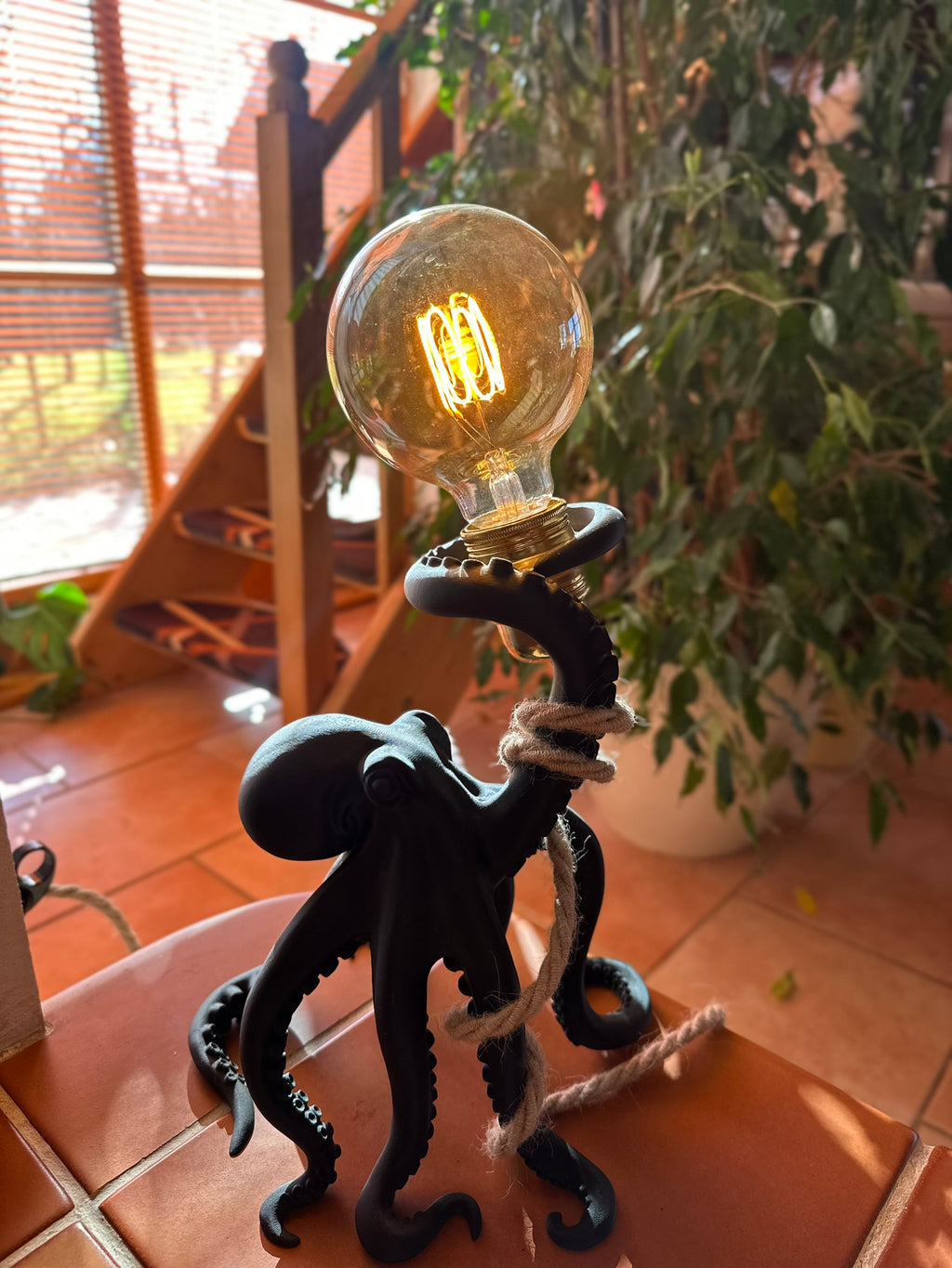 🦑 OctoGlow™ – Handmade Octopus Table Lamp