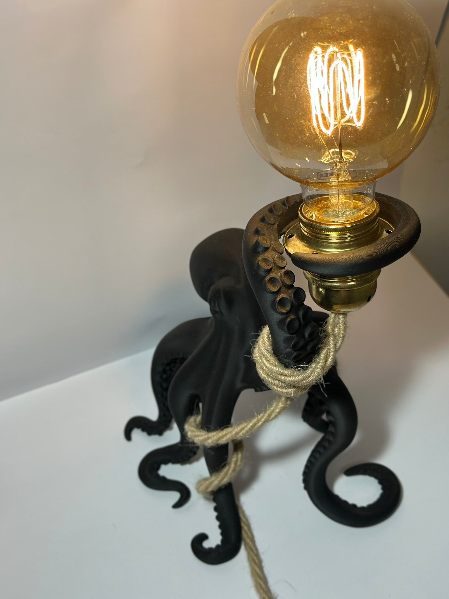 🦑 OctoGlow™ – Handmade Octopus Table Lamp
